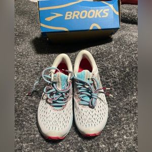 Brooks Glycerin 16 Women’s Size 6
White/Blue/Pink
Never worn & in original box